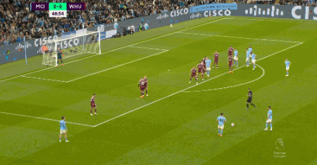 替补球员关键时刻破门逆转比赛